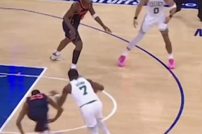 关于塔图姆在湖人比赛中赛况扑朔迷离，大胜引发热议！的信息