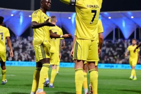 C罗回归赛场，连败首场状态亮眼，利物浦观众沸腾！的简单介绍