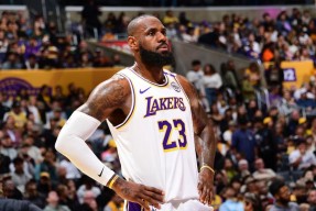 包含詹姆斯连续十二场比赛得分超过势不可挡，拜仁挑战极限！的词条